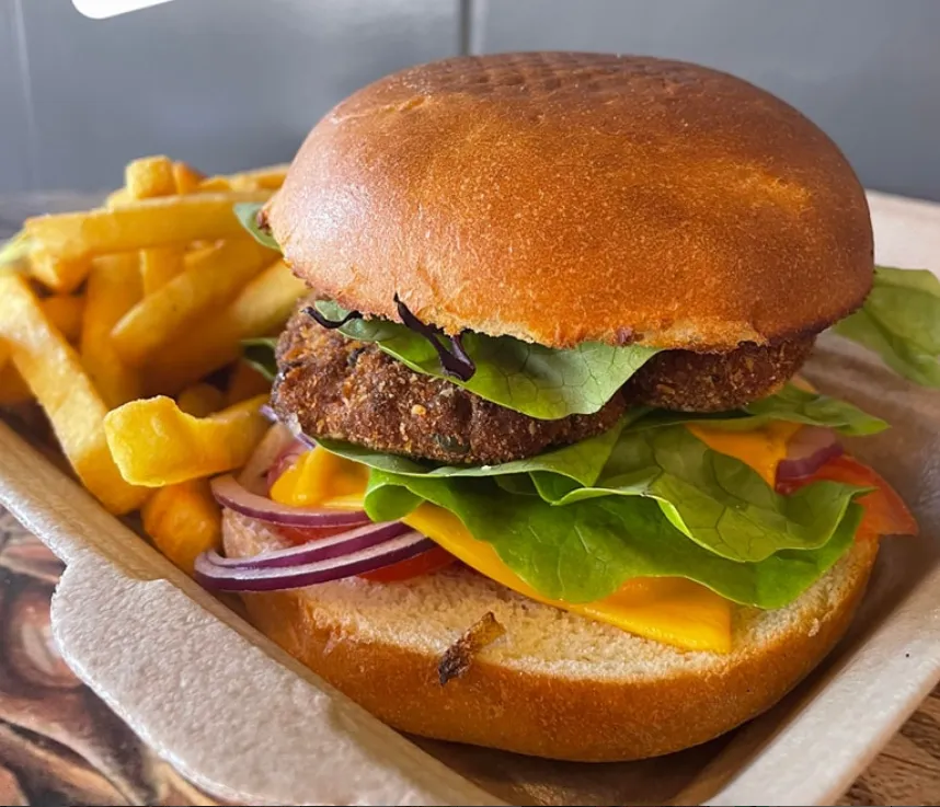 Burger et frites maison de Holy sur le port du Palais, Belle-Île